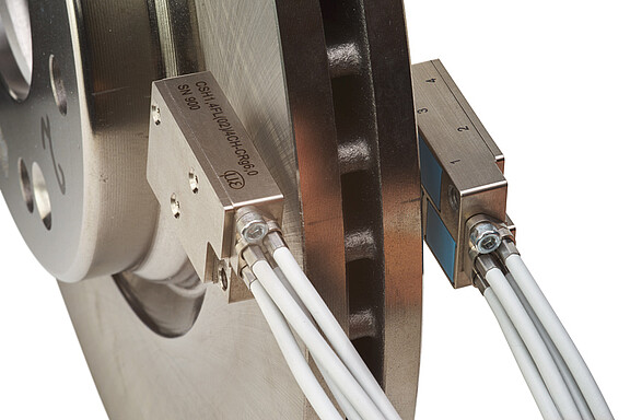 Neljän mittauspisteen mittaaminen jarrulevystä usean mittauspisteen anturia käyttäen