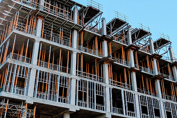 Betonikattojen muodonmuutosten valvonta