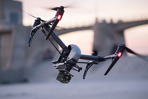 Etäisyyksien valvontaa silloilla ja tuuliturbiineissa